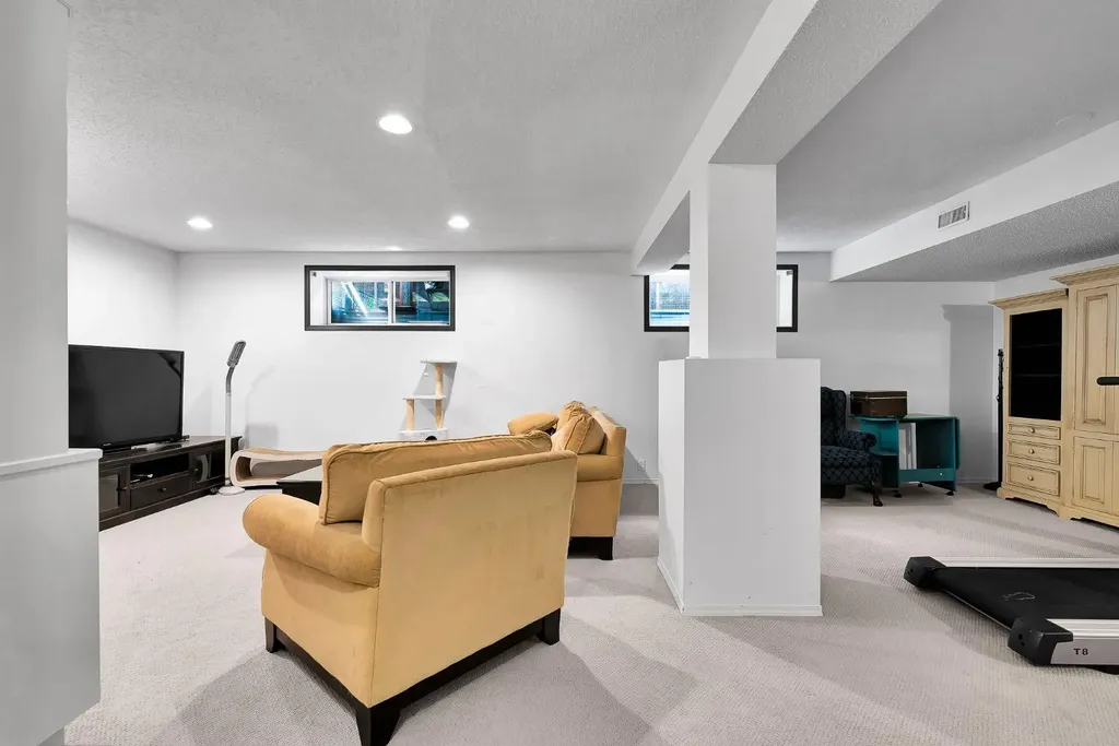 9 Chaparral Villas SE Calgary AB T2X 3N2