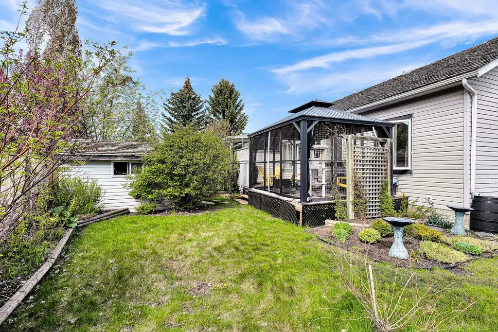 9 Chaparral Villas SE Calgary AB T2X 3N2