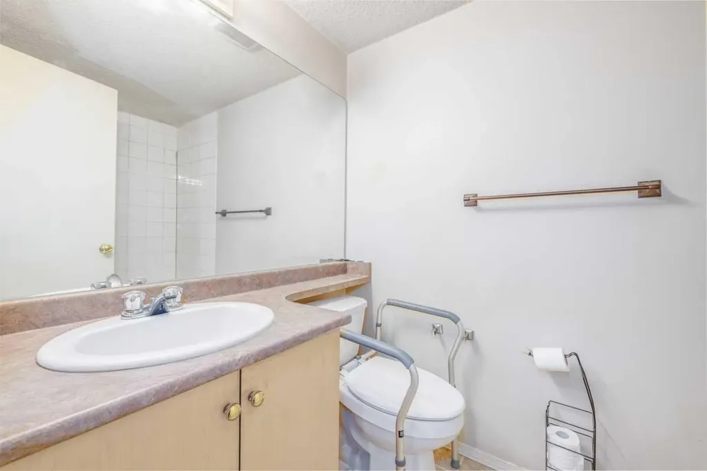 1717 60 Street SE Calgary AB T2A 7Y7