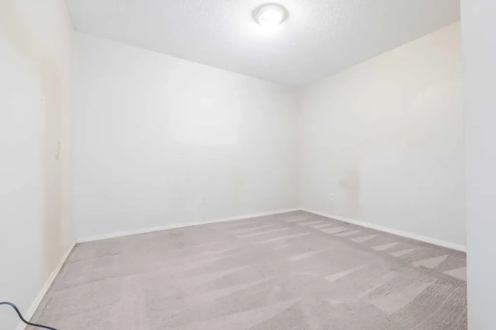 1717 60 Street SE Calgary AB T2A 7Y7