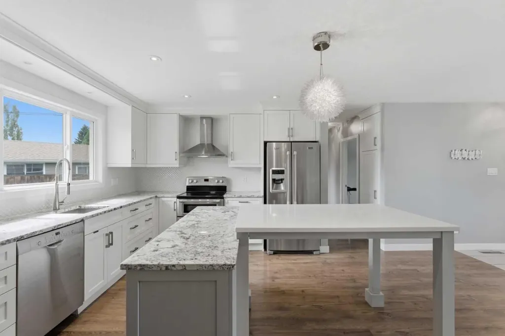819 Avonlea Place SE Calgary AB T2H 1W4