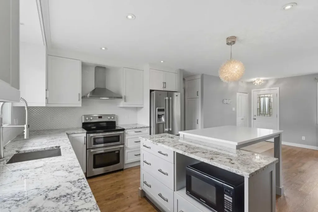 819 Avonlea Place SE Calgary AB T2H 1W4