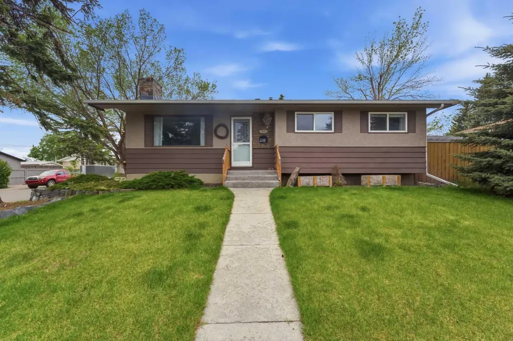 819 Avonlea Place SE Calgary AB T2H 1W4