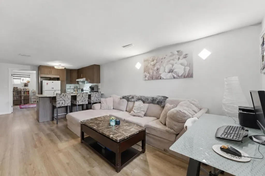 819 Avonlea Place SE Calgary AB T2H 1W4