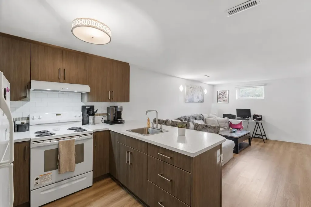 819 Avonlea Place SE Calgary AB T2H 1W4