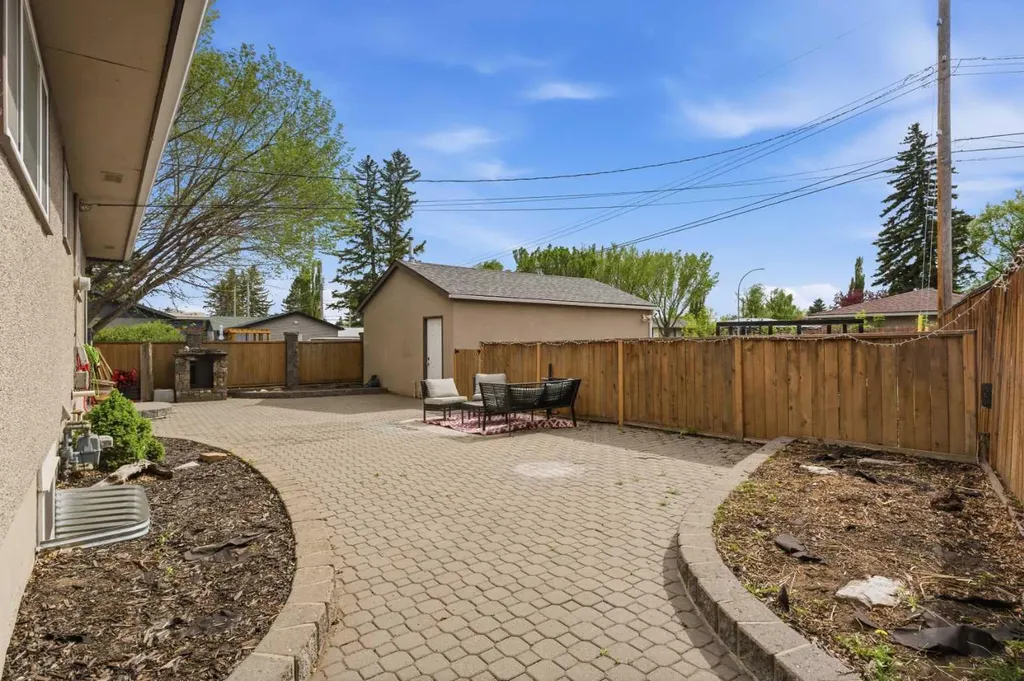 819 Avonlea Place SE Calgary AB T2H 1W4