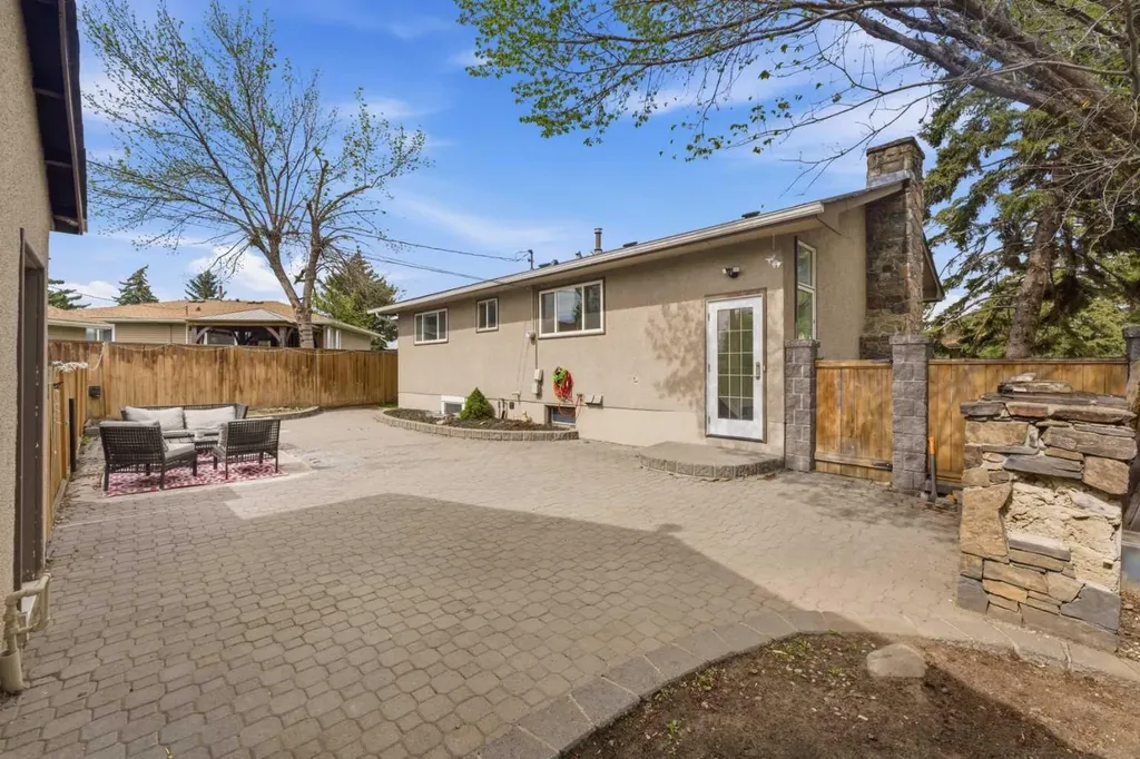 819 Avonlea Place SE Calgary AB T2H 1W4