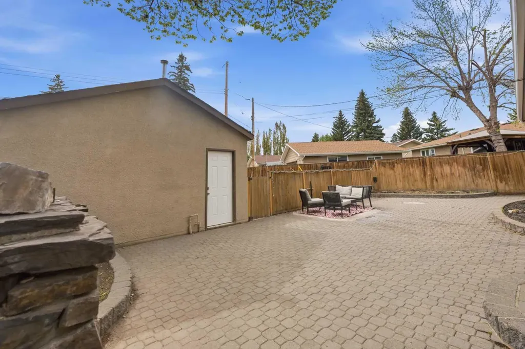 819 Avonlea Place SE Calgary AB T2H 1W4