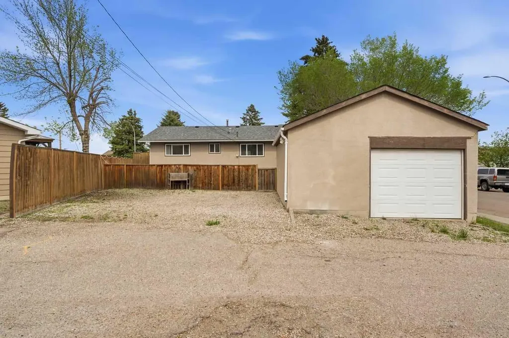 819 Avonlea Place SE Calgary AB T2H 1W4