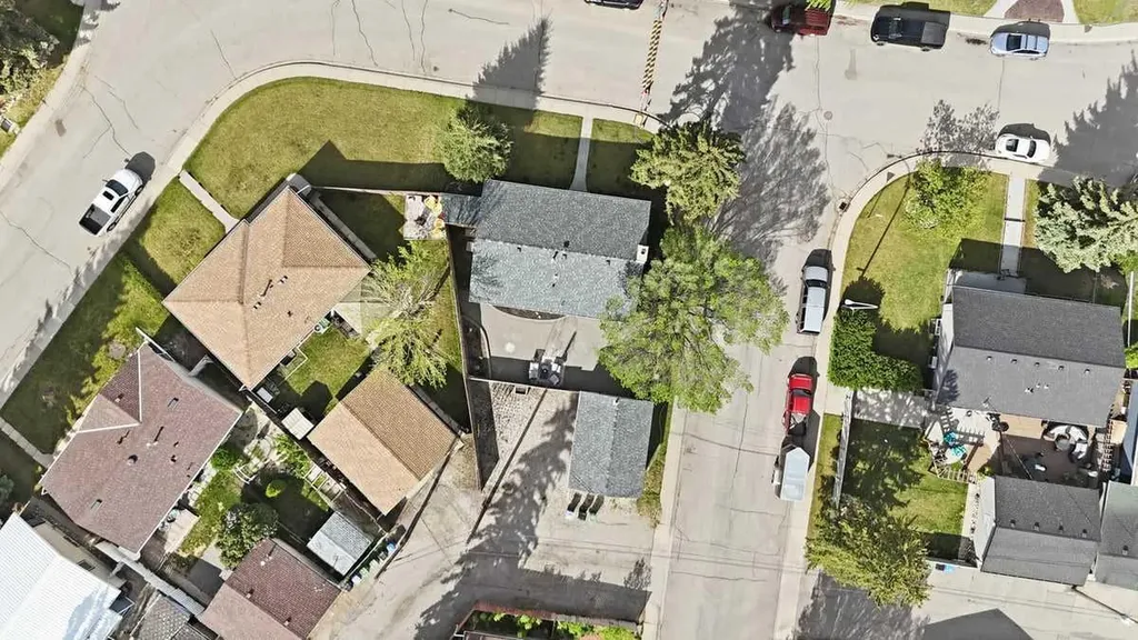 819 Avonlea Place SE Calgary AB T2H 1W4