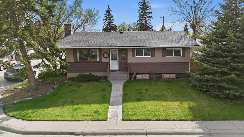 819 Avonlea Place SE Calgary AB T2H 1W4