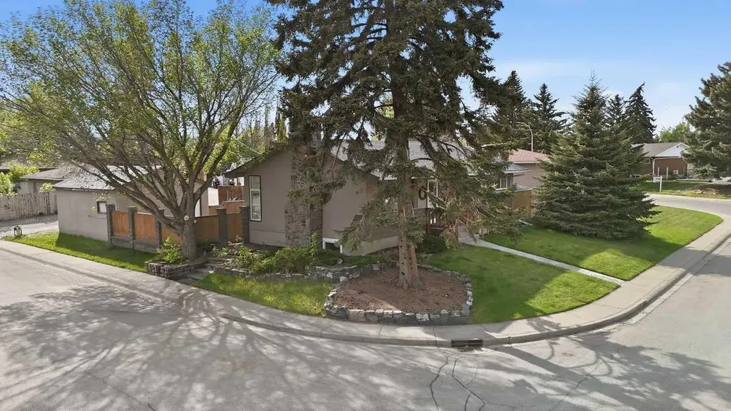 819 Avonlea Place SE Calgary AB T2H 1W4