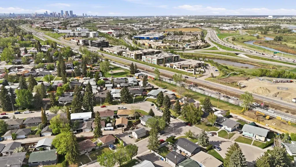 819 Avonlea Place SE Calgary AB T2H 1W4