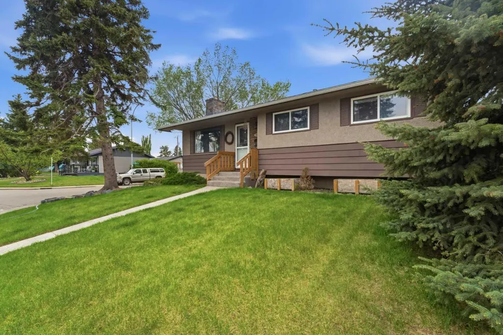819 Avonlea Place SE Calgary AB T2H 1W4