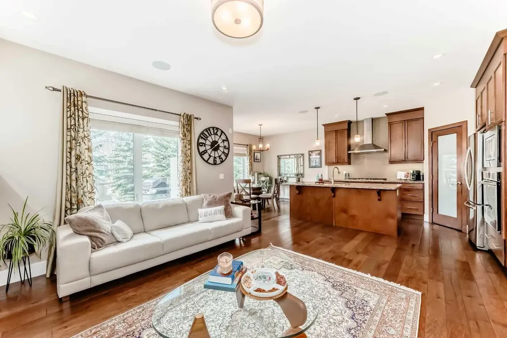 32 Westmore Place SW Calgary AB T3H 0Z2