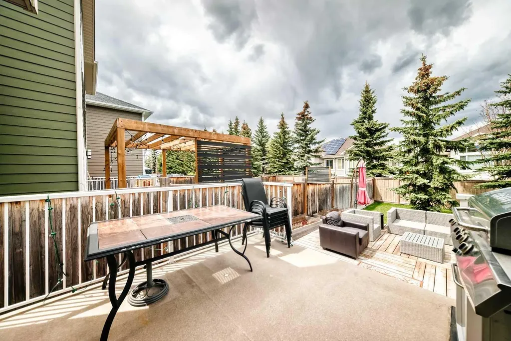 32 Westmore Place SW Calgary AB T3H 0Z2