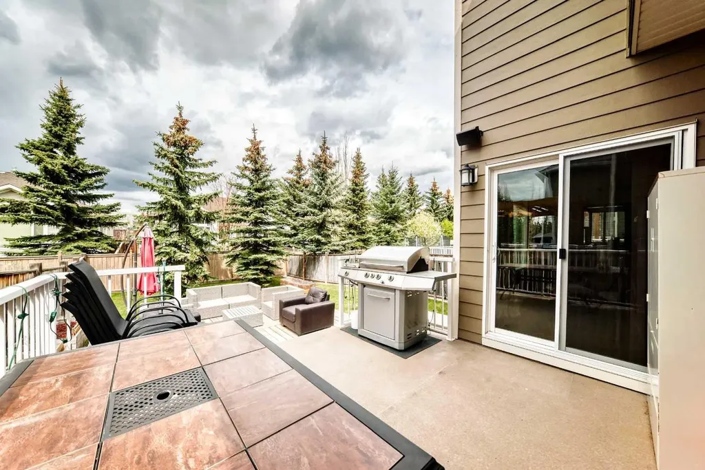 32 Westmore Place SW Calgary AB T3H 0Z2
