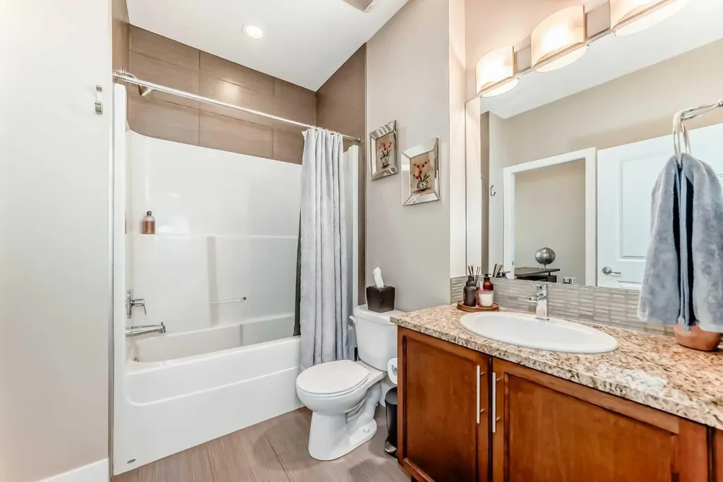 32 Westmore Place SW Calgary AB T3H 0Z2
