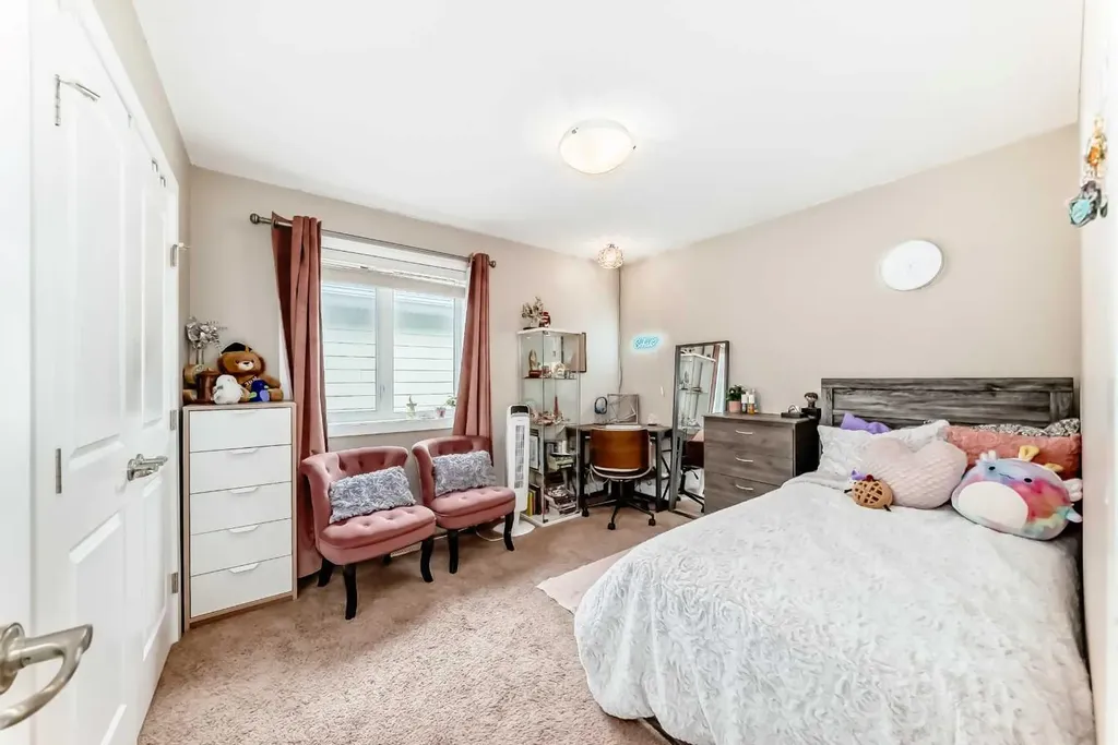 32 Westmore Place SW Calgary AB T3H 0Z2