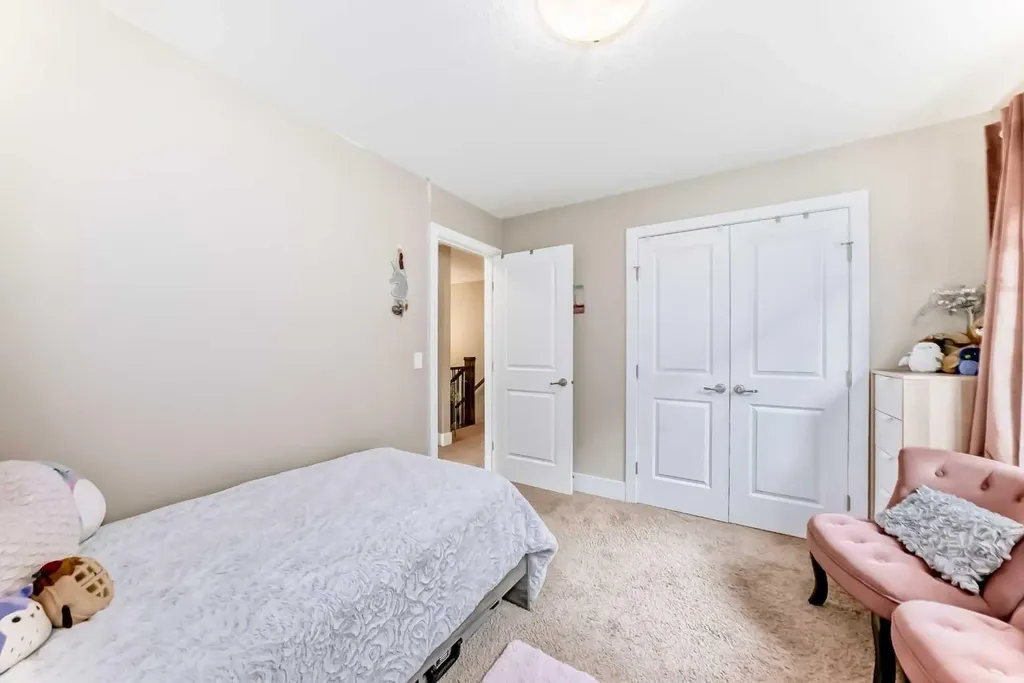 32 Westmore Place SW Calgary AB T3H 0Z2