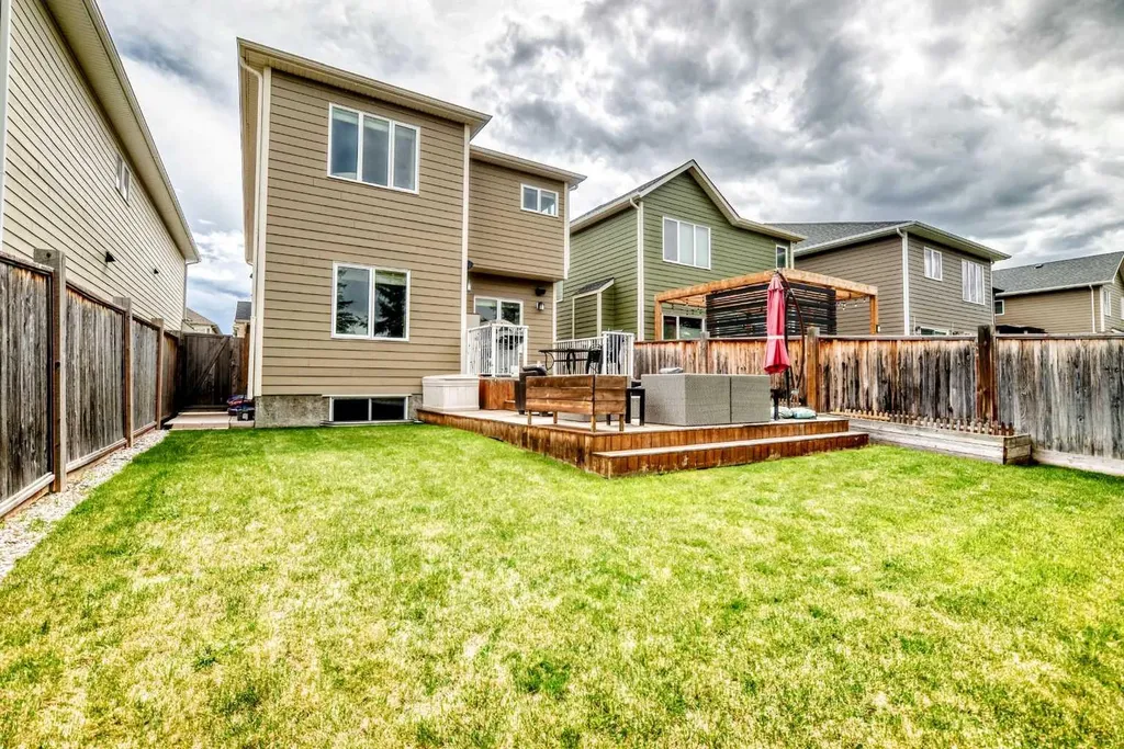 32 Westmore Place SW Calgary AB T3H 0Z2