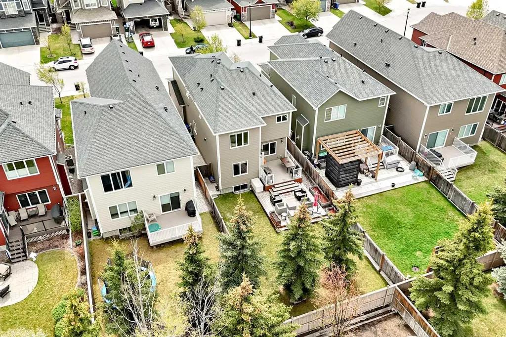 32 Westmore Place SW Calgary AB T3H 0Z2