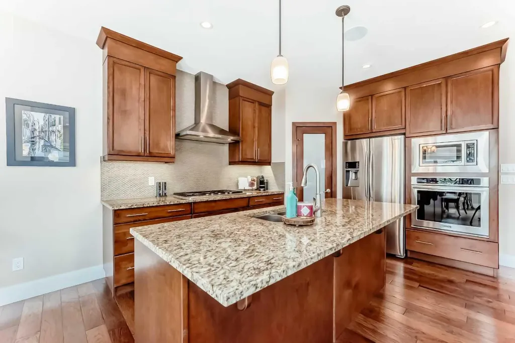 32 Westmore Place SW Calgary AB T3H 0Z2