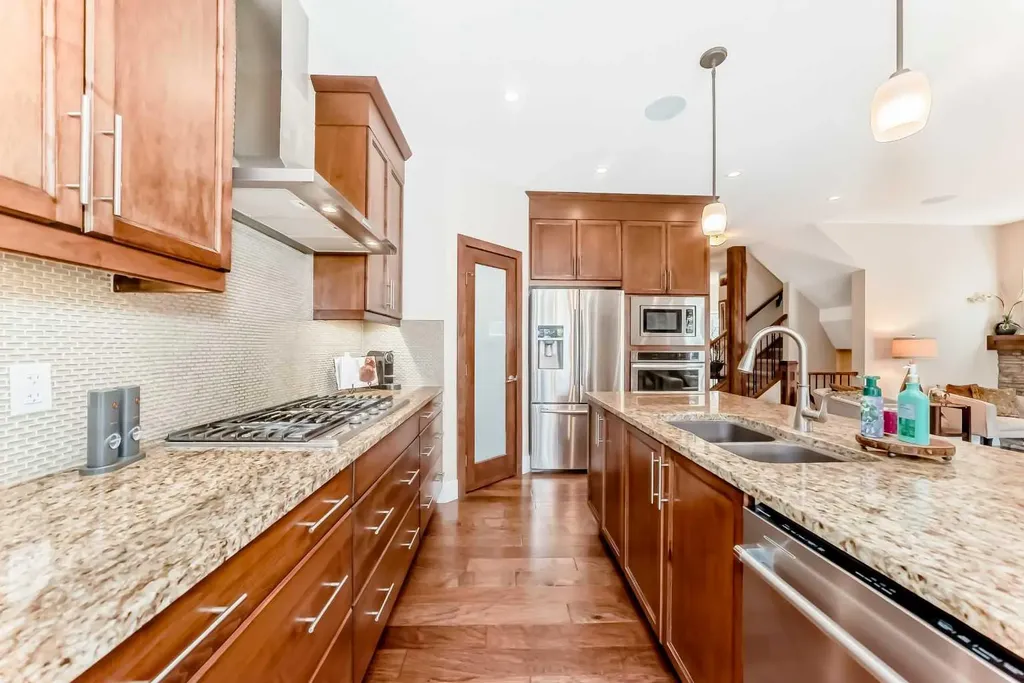 32 Westmore Place SW Calgary AB T3H 0Z2