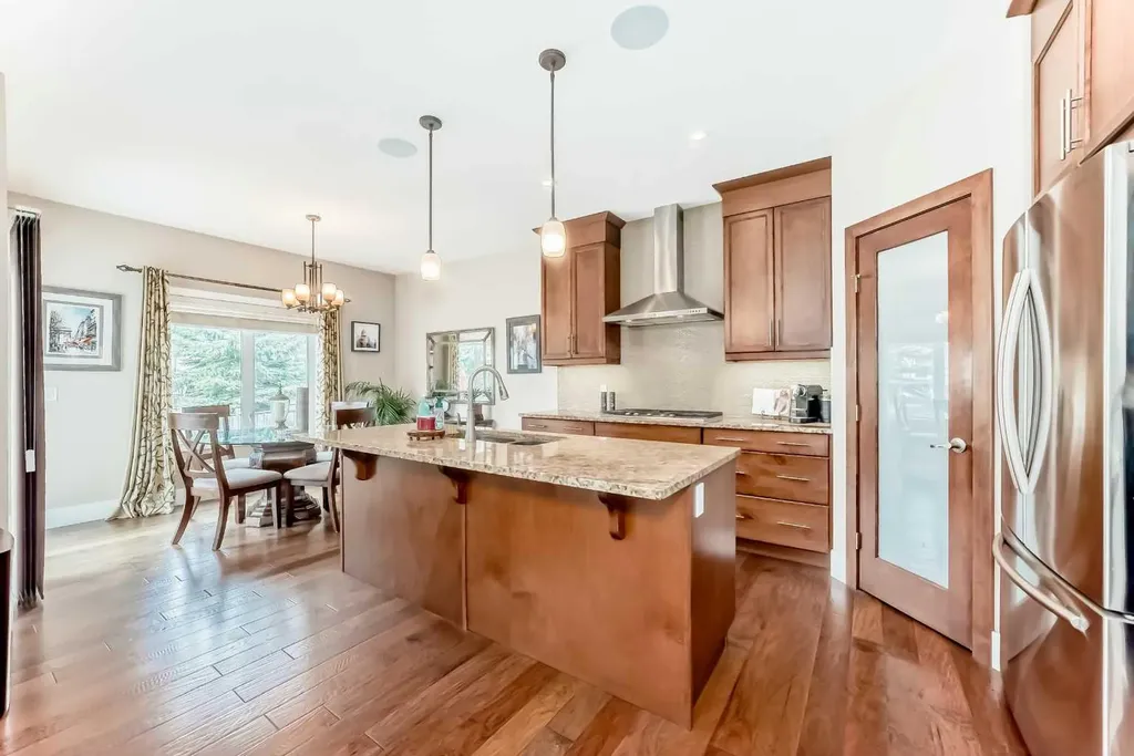 32 Westmore Place SW Calgary AB T3H 0Z2