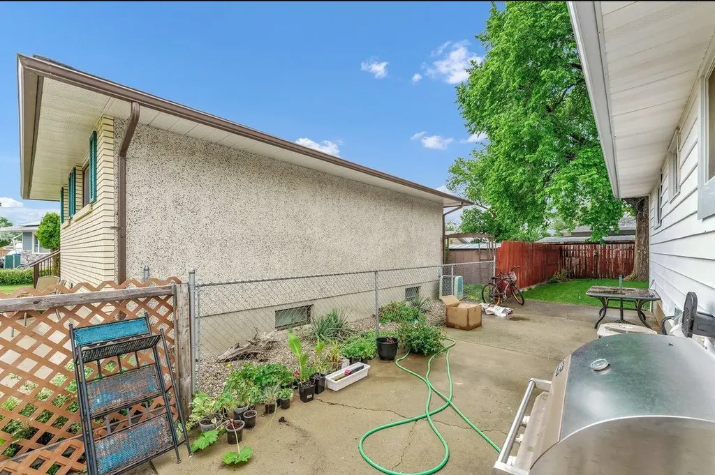 794 Black Boulevard NW Medicine Hat AB T1A 7B4