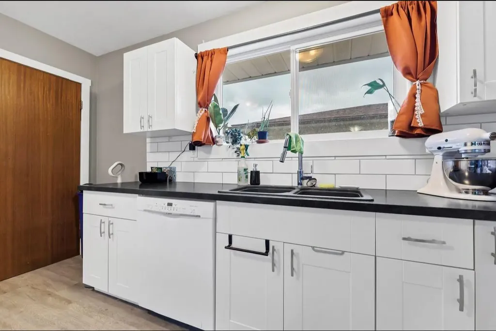 794 Black Boulevard NW Medicine Hat AB T1A 7B4
