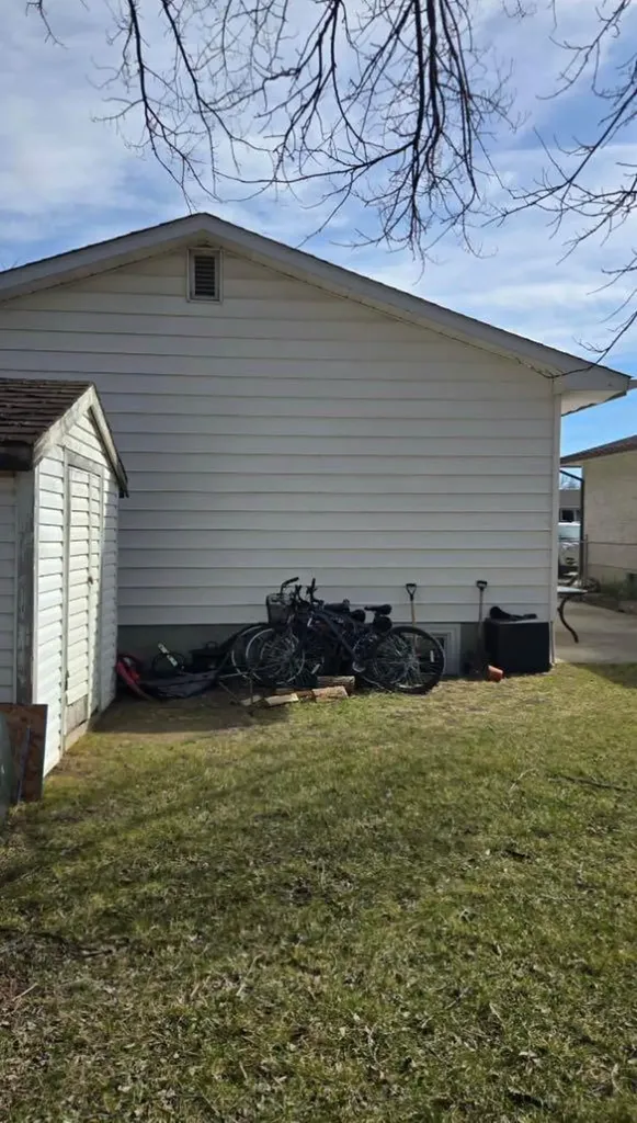 794 Black Boulevard NW Medicine Hat AB T1A 7B4
