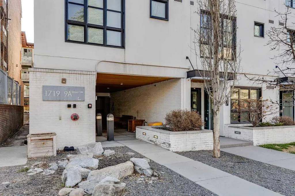1719 9a Street SW Calgary AB T2T 6S3