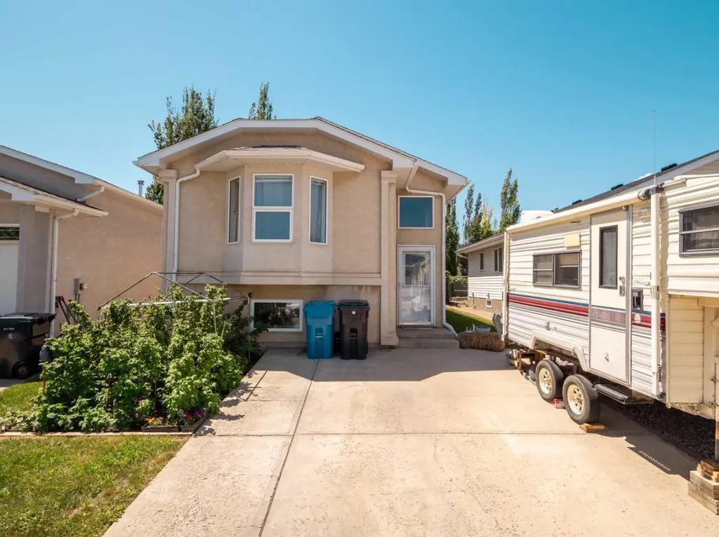 76 Blackfoot Crescent W Lethbridge AB T1K 7P7