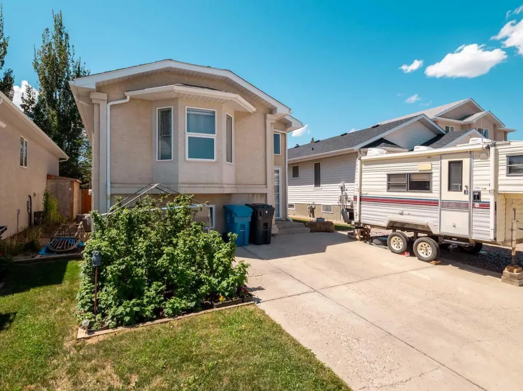 76 Blackfoot Crescent W Lethbridge AB T1K 7P7