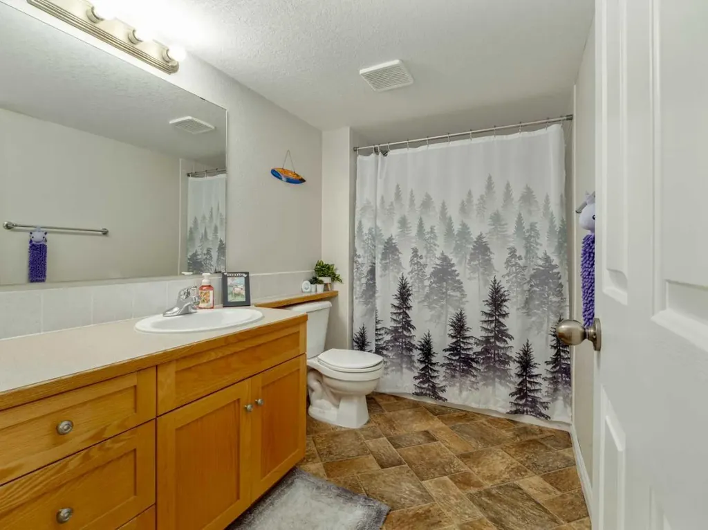 76 Blackfoot Crescent W Lethbridge AB T1K 7P7