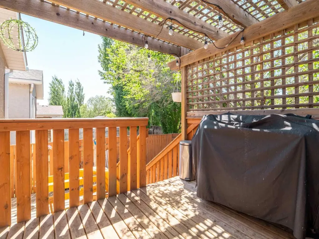 76 Blackfoot Crescent W Lethbridge AB T1K 7P7