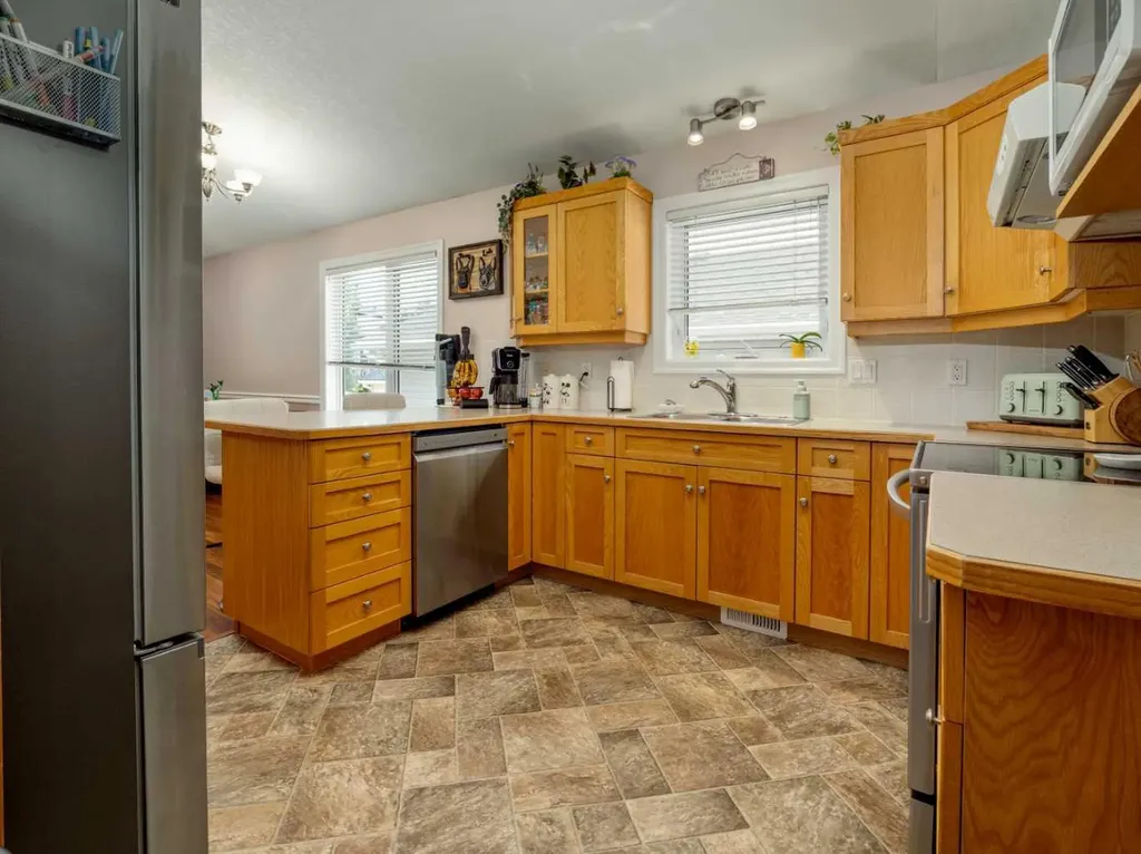 76 Blackfoot Crescent W Lethbridge AB T1K 7P7
