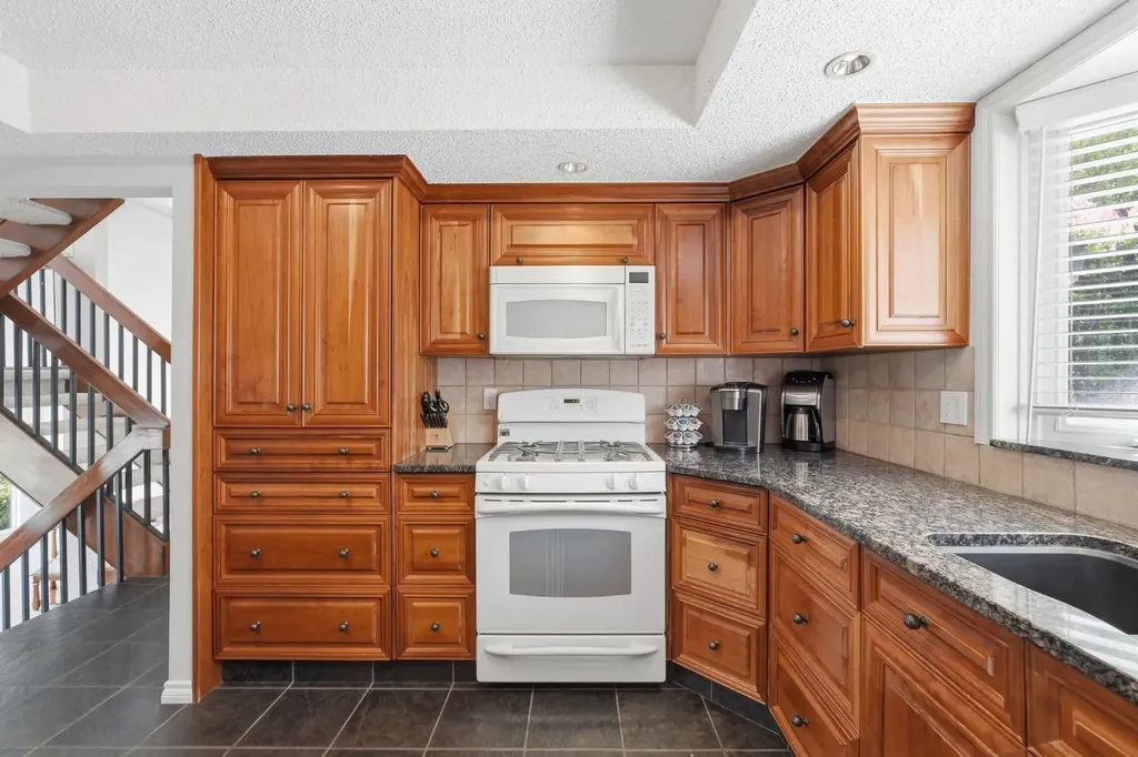 5807 Coach Hill Road SW Calgary AB T3H 1E3
