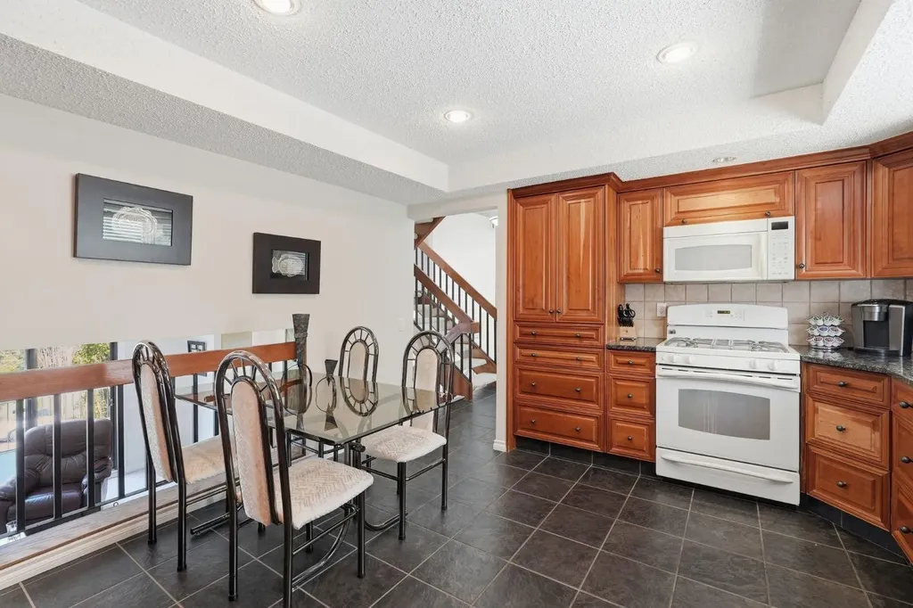5807 Coach Hill Road SW Calgary AB T3H 1E3