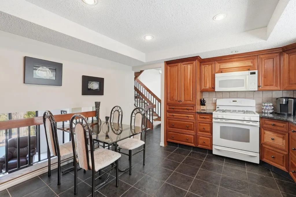 5807 Coach Hill Road SW Calgary AB T3H 1E3