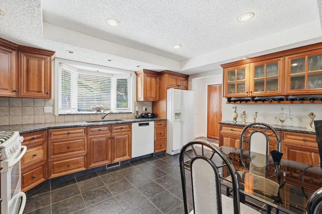 5807 Coach Hill Road SW Calgary AB T3H 1E3