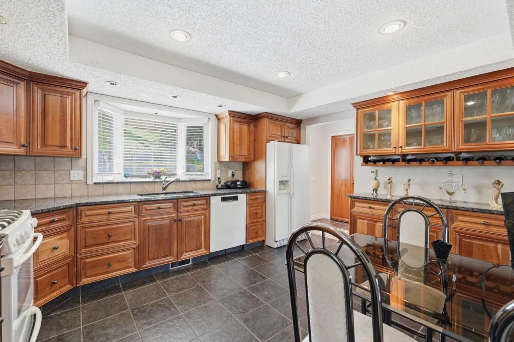 5807 Coach Hill Road SW Calgary AB T3H 1E3