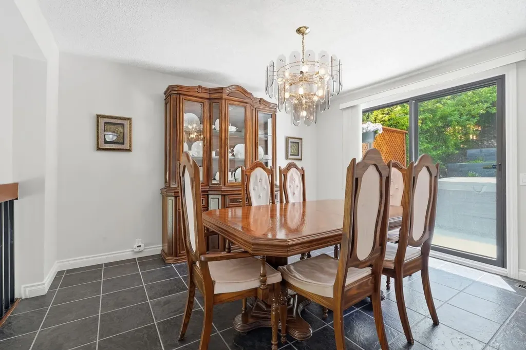 5807 Coach Hill Road SW Calgary AB T3H 1E3