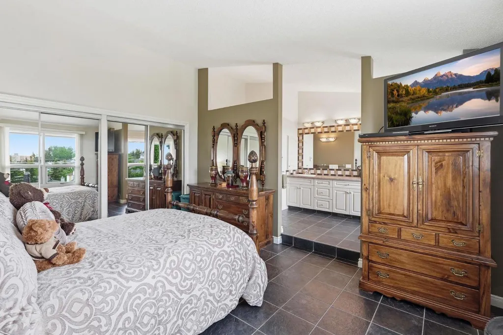 5807 Coach Hill Road SW Calgary AB T3H 1E3