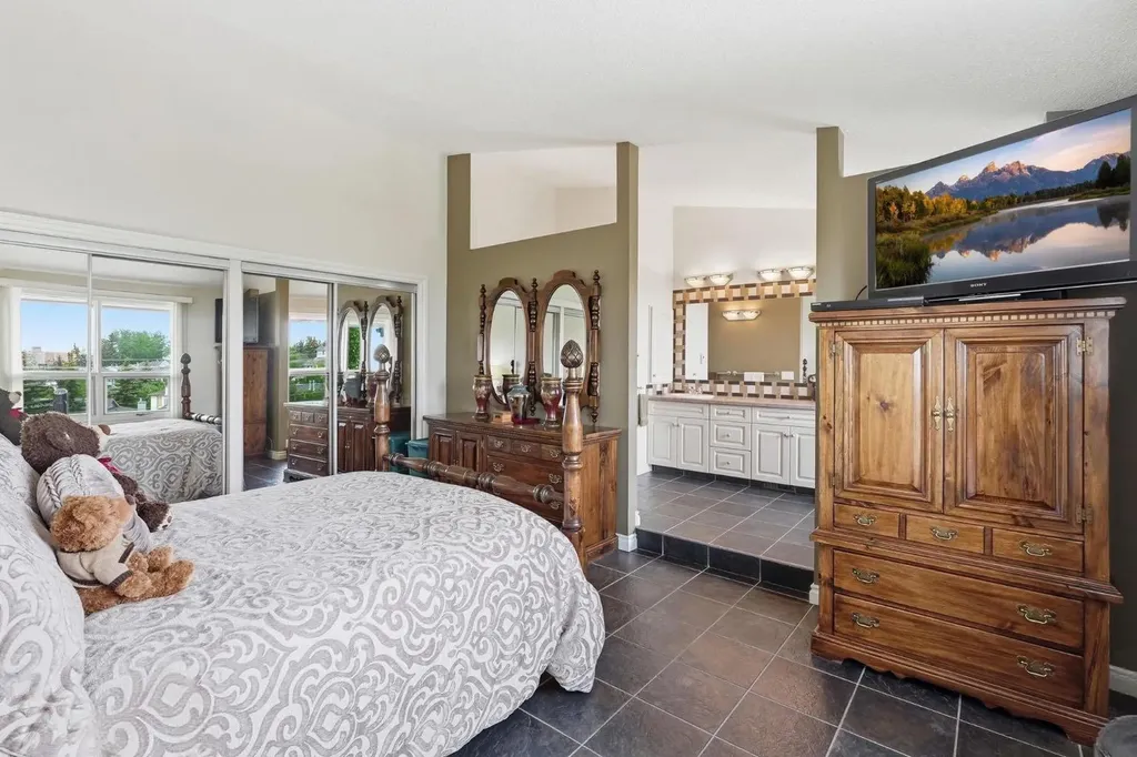 5807 Coach Hill Road SW Calgary AB T3H 1E3