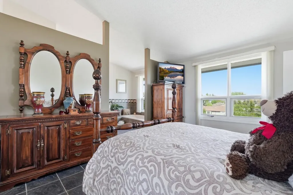 5807 Coach Hill Road SW Calgary AB T3H 1E3