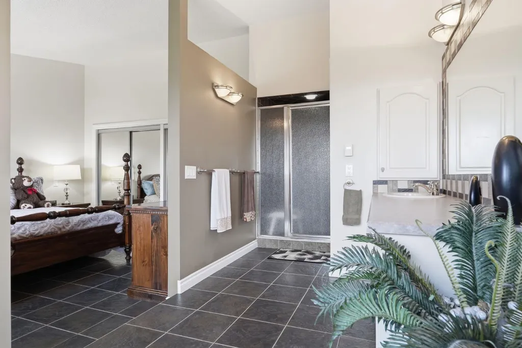 5807 Coach Hill Road SW Calgary AB T3H 1E3