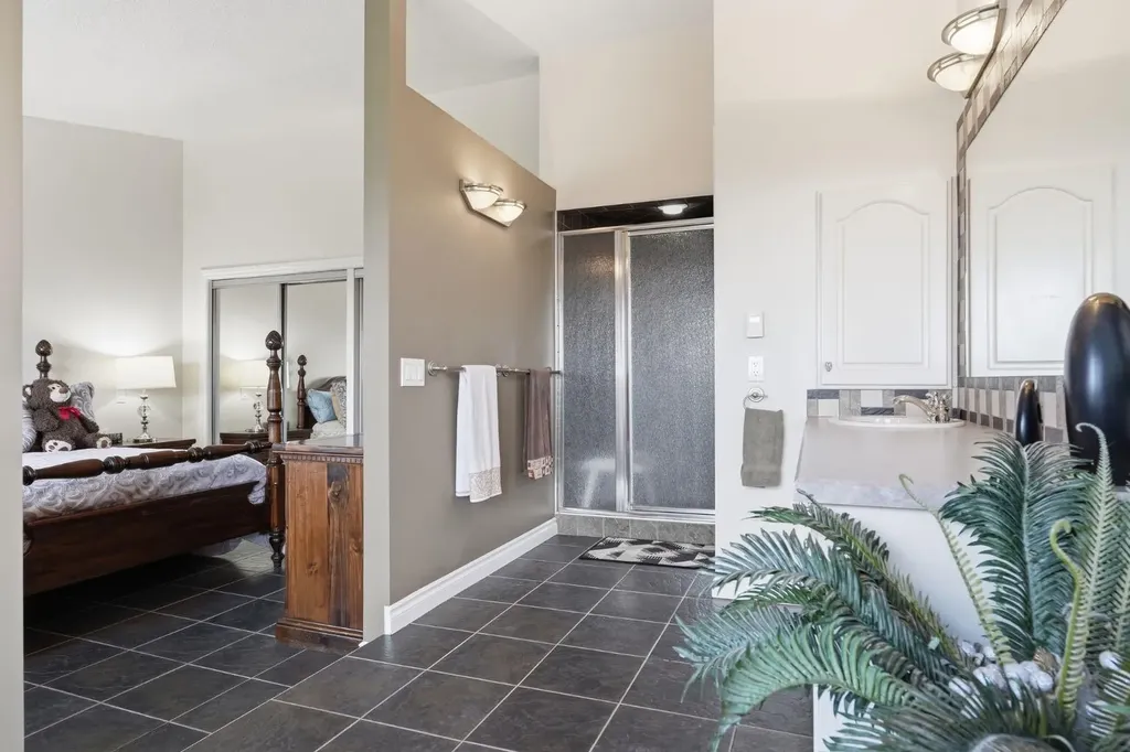 5807 Coach Hill Road SW Calgary AB T3H 1E3