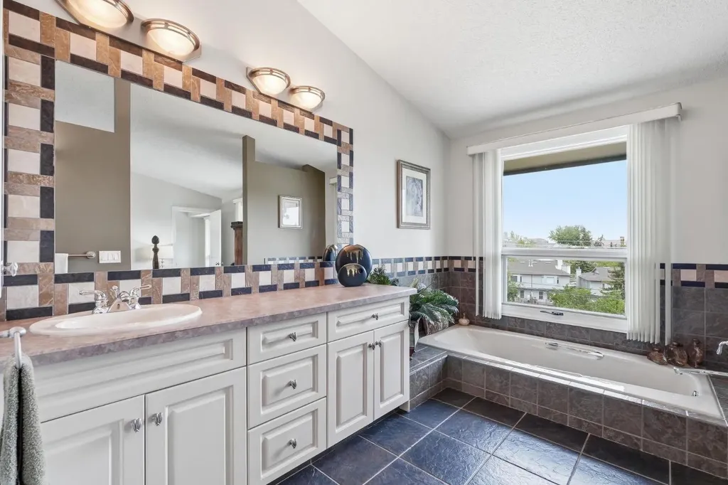5807 Coach Hill Road SW Calgary AB T3H 1E3